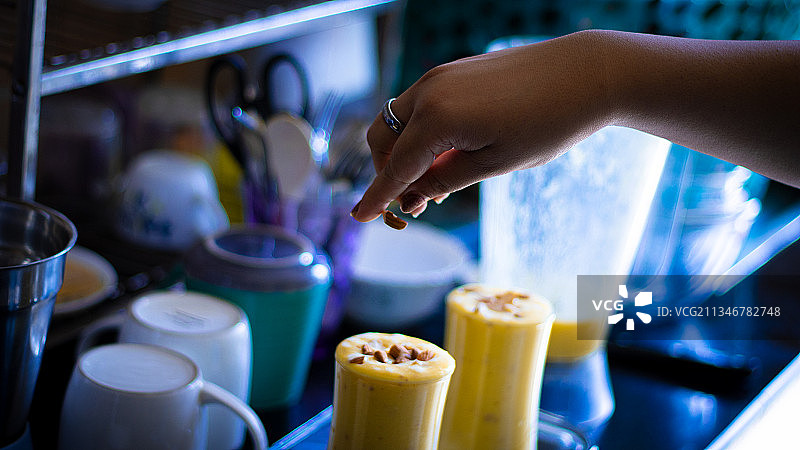 芒果奶昔制作，印度德里图片素材