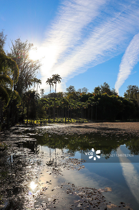 天空映衬下的湖景图片素材