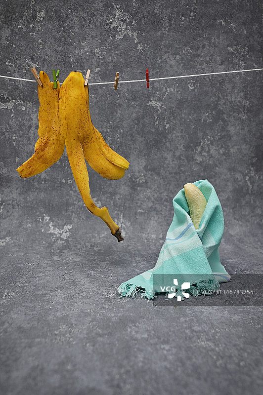 浴后用毛巾包裹的香蕉和晾衣绳上晾干的香蕉皮图片素材