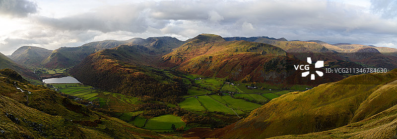 英国湖区国家公园的湖光山色全景图片素材