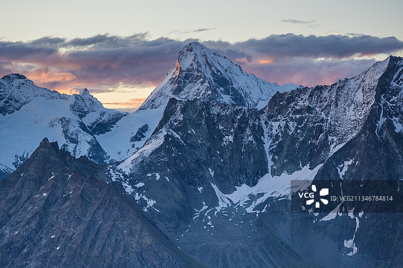 "": "瑞士阿罗拉雪山日落美景"图片素材