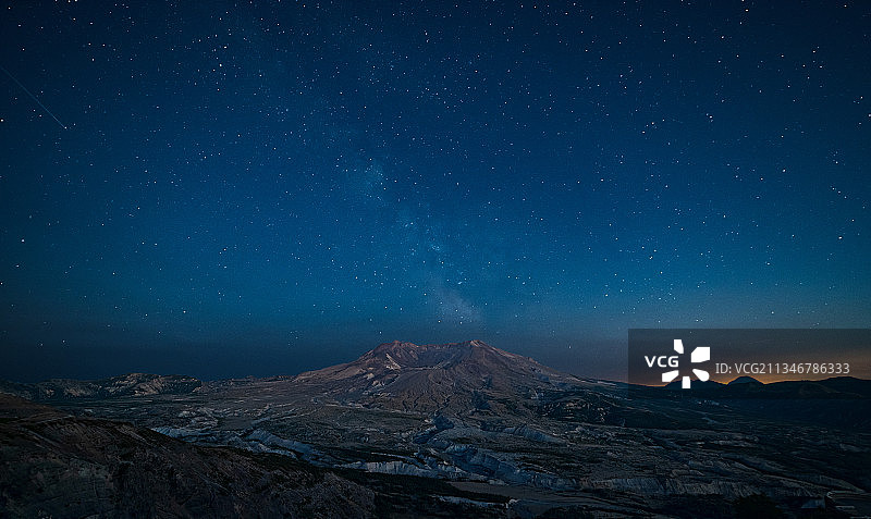 华盛顿州圣海伦斯山的夜空山景图片素材