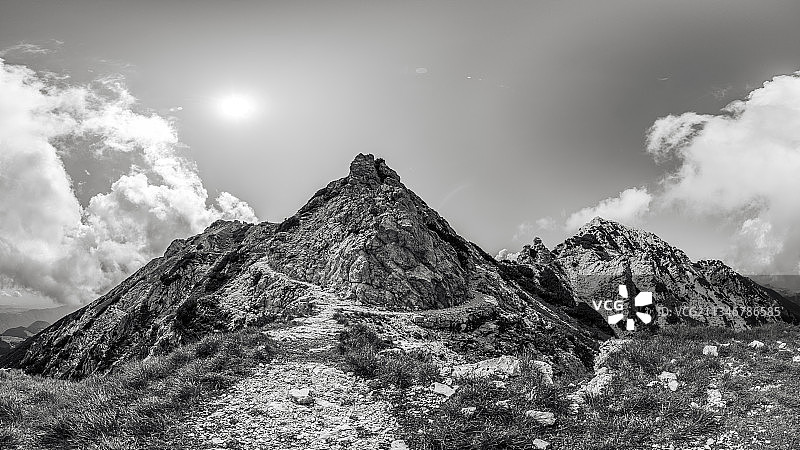 意大利巴尔多山仰视角度景观图片素材