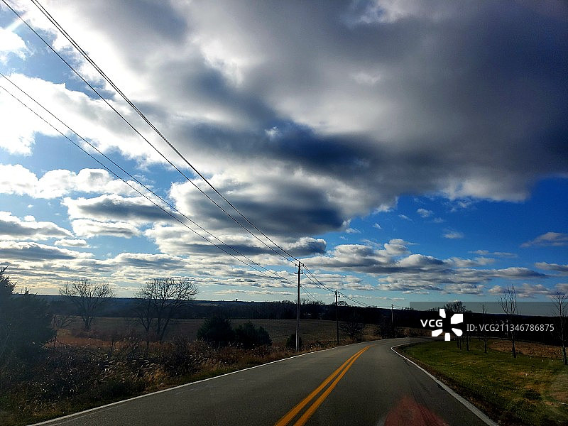 空旷的道路在田野中与天空交相辉映图片素材