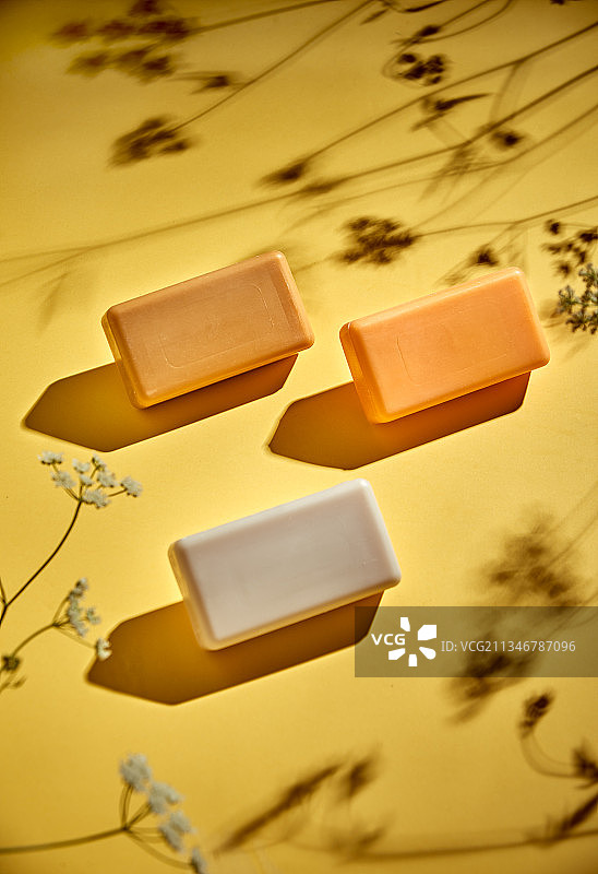 黄色背景上带有花影的香皂，里斯本，葡萄牙图片素材