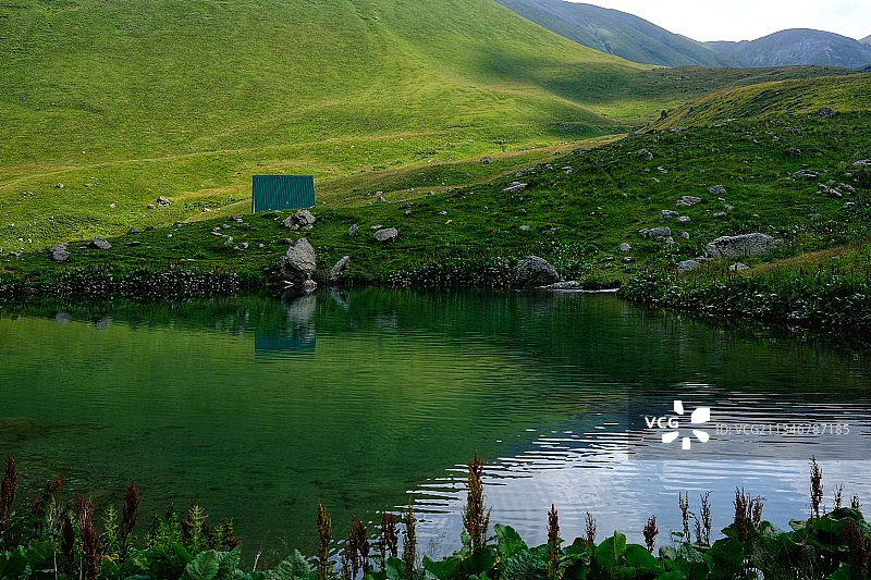 山与天相映的湖景图片素材