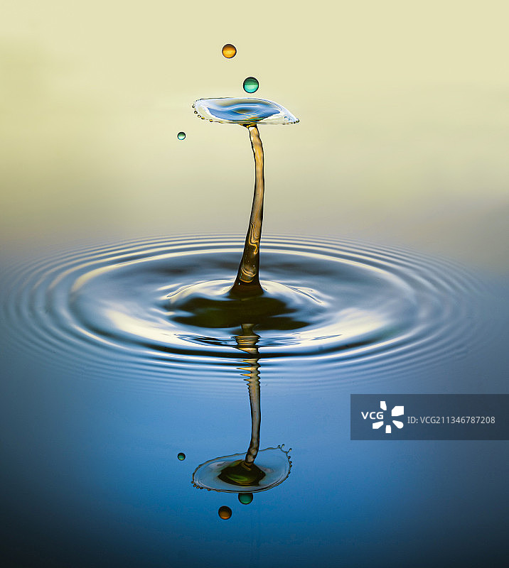 瑞士布里斯拉赫水中飞溅的液滴特写图片素材