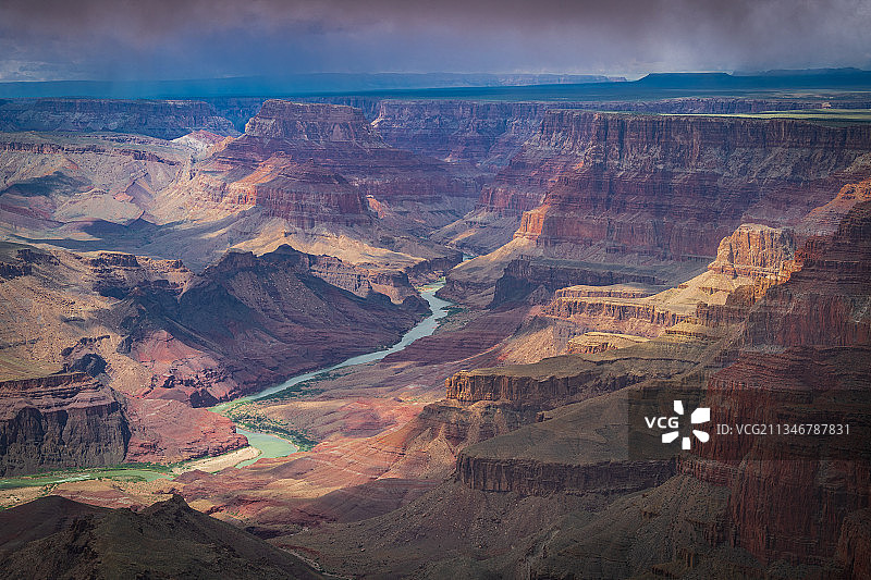 美国亚利桑那州大峡谷国家公园多云天空下的景观航拍图片素材