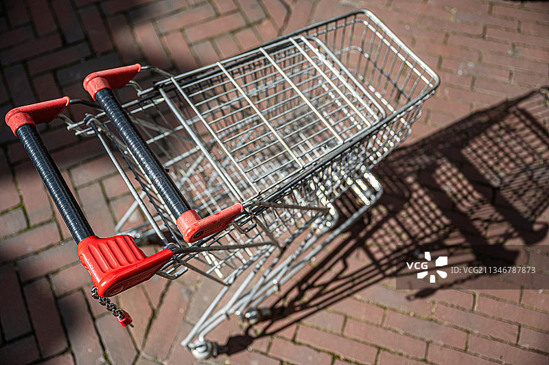 人行道上购物车的俯视图，荷兰米德尔堡图片素材