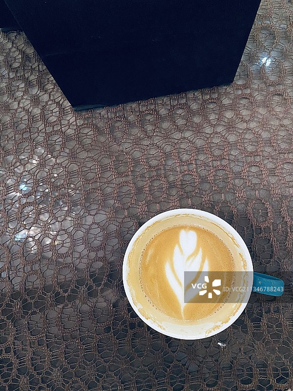 俯视角度拍摄的沙特阿拉伯咖啡杯图片素材