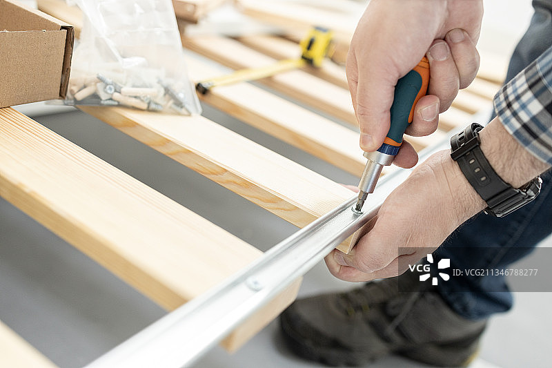 组装床架的手图片素材