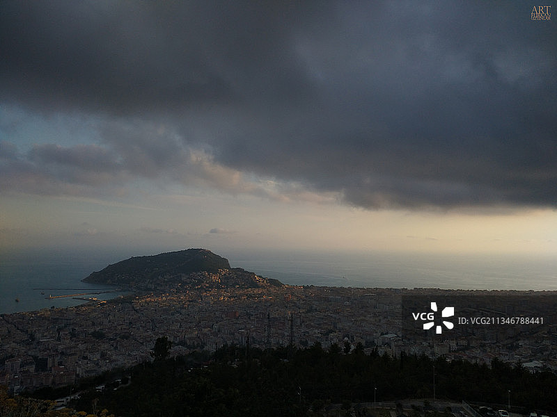 土耳其城市鸟瞰图，多云天气图片素材