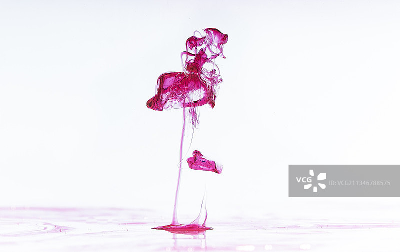 粉色水花飞溅特写图片素材