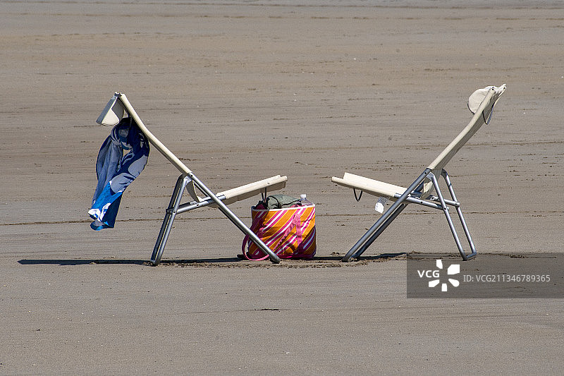 爱尔兰凯里斯特拉德巴利海滩的空椅子和桌子图片素材