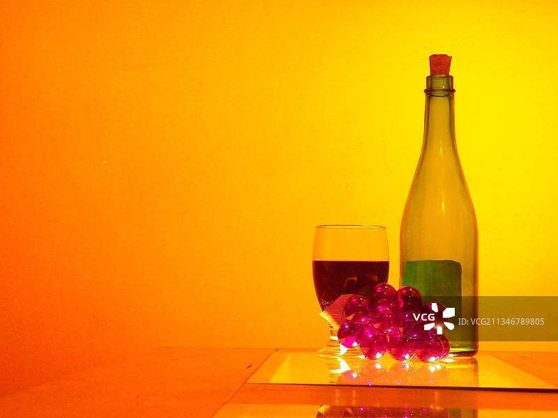 靠墙玻璃瓶特写图片素材