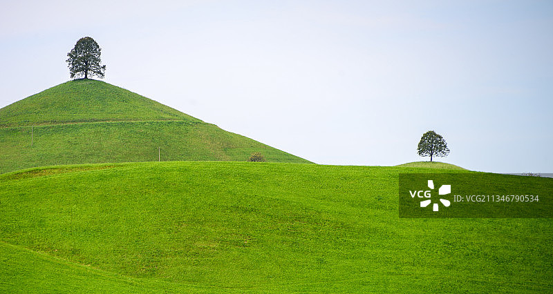 瑞士希尔泽尔的草地晴空美景图片素材