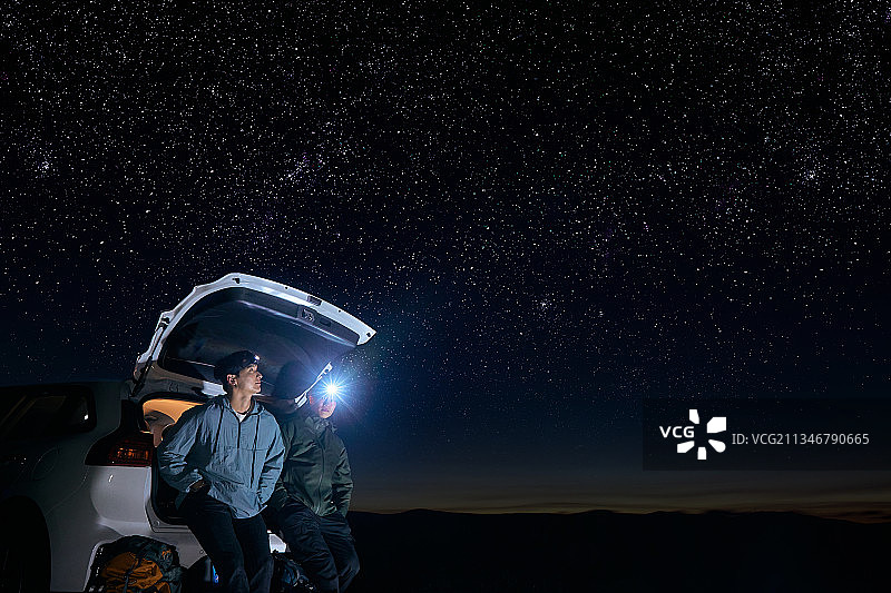 男人夜晚驾车观星图片素材