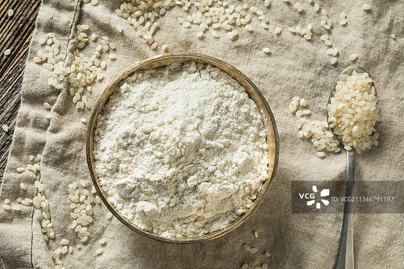 直接上方拍摄的食物在碗上的桌子图片素材