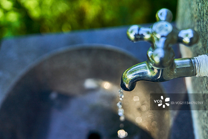 自然夏季水龙头节约用水环境图片素材
