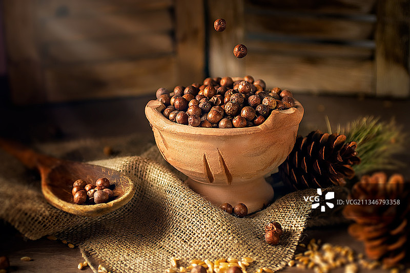 麻袋里的烤咖啡豆特写，产地阿尔及利亚图片素材