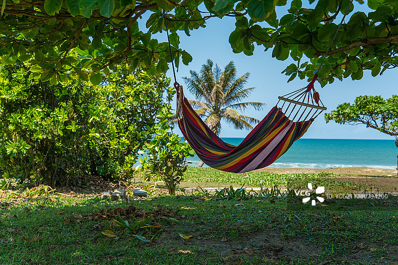 马达加斯加安比拉莱迈索海滩上的吊床图片素材