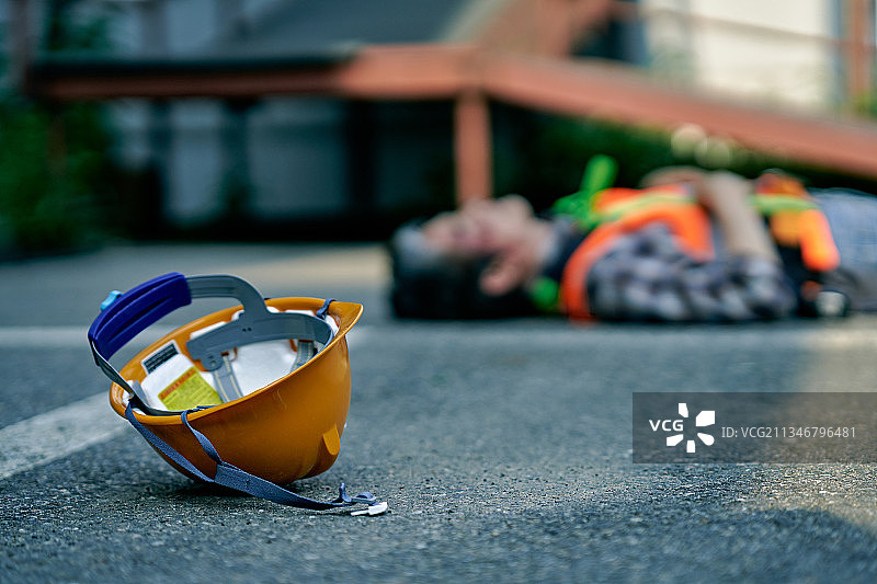 施工现场工业事故：工人受伤与安全帽图片素材