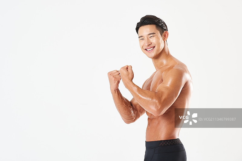 健壮微笑男士站立姿势摄影棚照图片素材