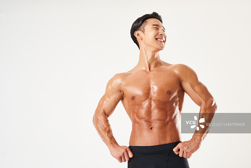 健壮男子双手叉腰的微笑特写图片素材