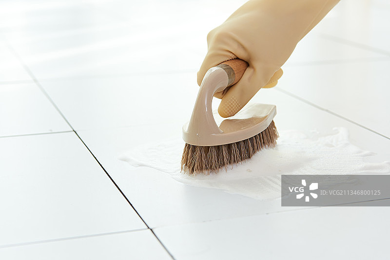 戴橡胶手套清洁地板图片素材