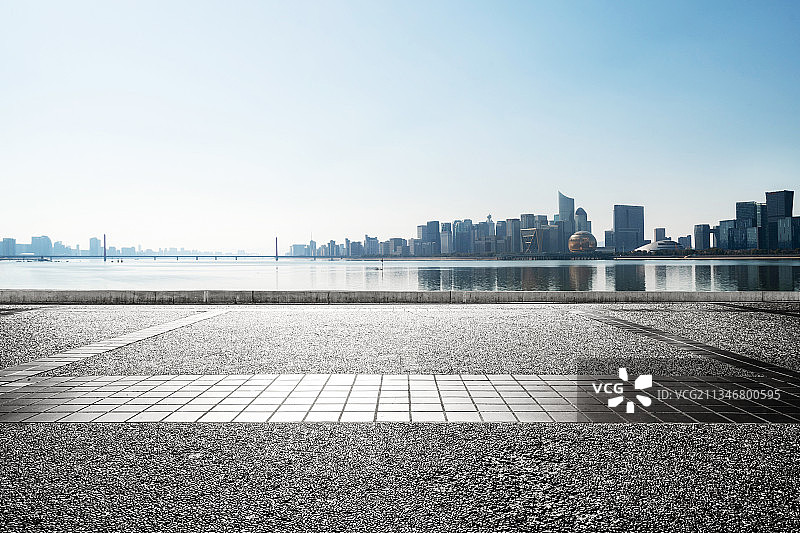 空旷的公路和现代化城市天际线图片素材