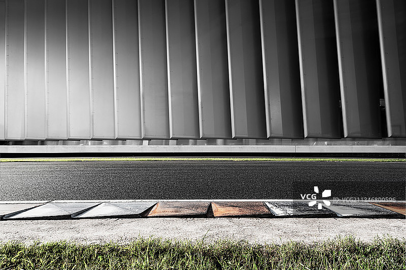 空旷的沥青公路地面和现代建筑外墙图片素材