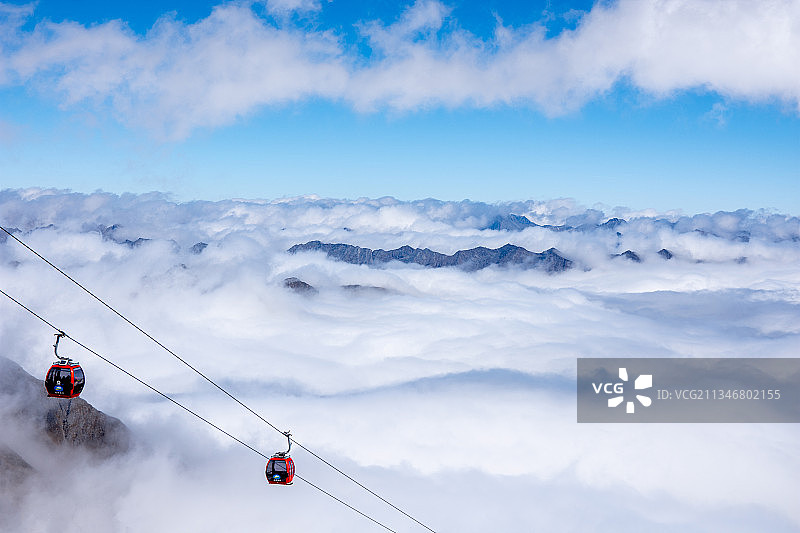 达古冰川云雾中的缆车图片素材