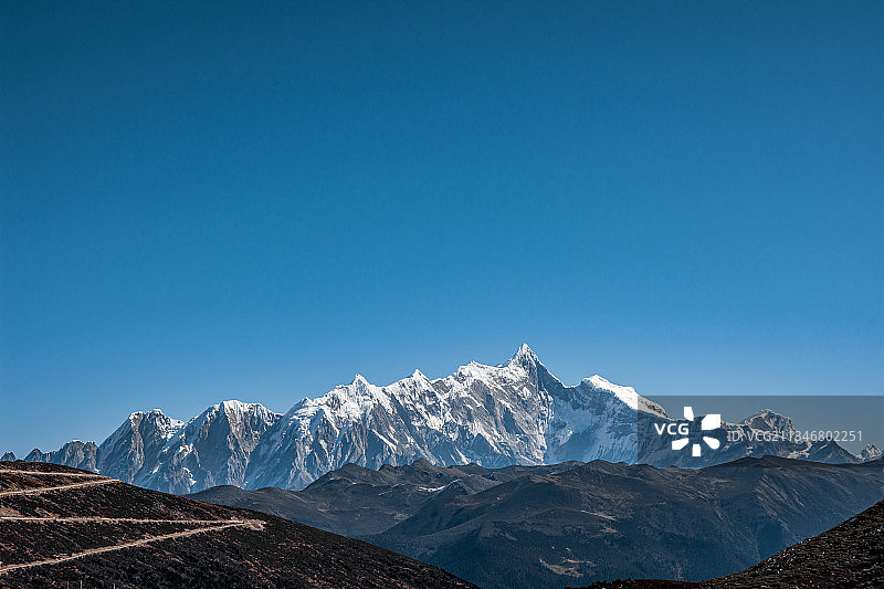 南迦巴瓦峰蓝天下的雪山图片素材