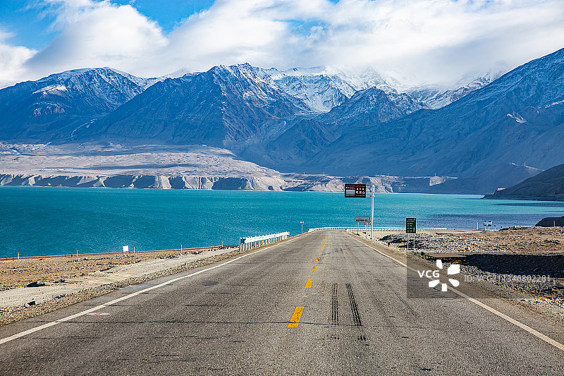 喀喇昆仑公路与白沙湖图片素材