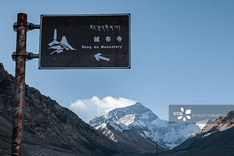 绒布寺珠峰雪山下的路标图片素材