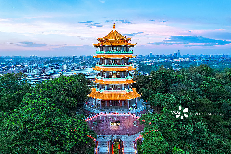 福神岗公园的万福阁，周末迎来络绎不绝的游客图片素材