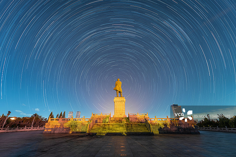 中山市孙文纪念公园孙中山雕像与星轨图片素材