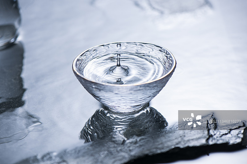 白酒，玻璃杯图片素材