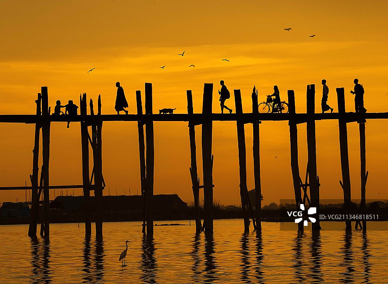 乌本桥上的行人图片素材