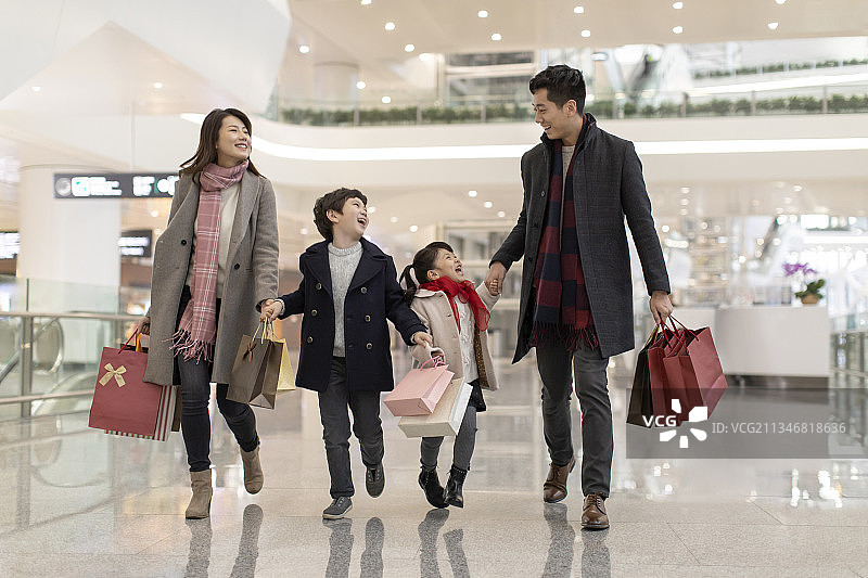 快乐的年轻家庭新年购物图片素材