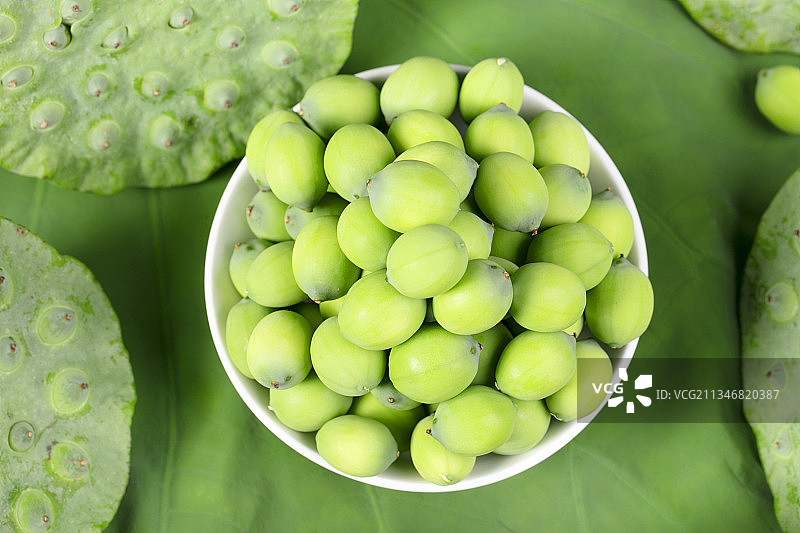 新鲜的莲蓬与莲子图片素材