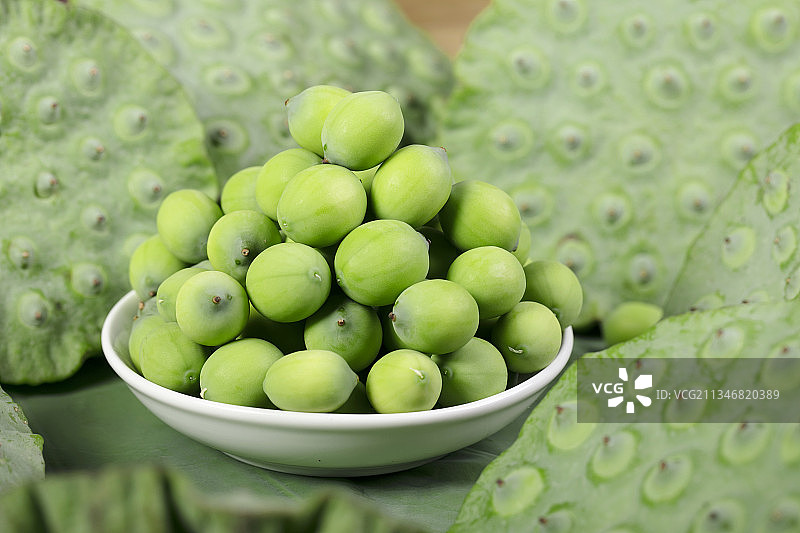 新鲜的莲蓬与莲子图片素材