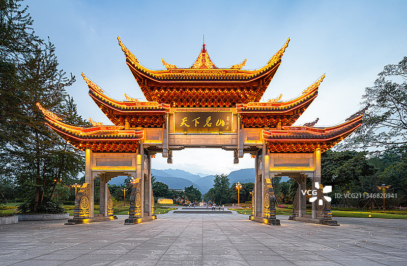 四川峨眉山风景区天下名山牌坊日落黄昏夜景图片素材