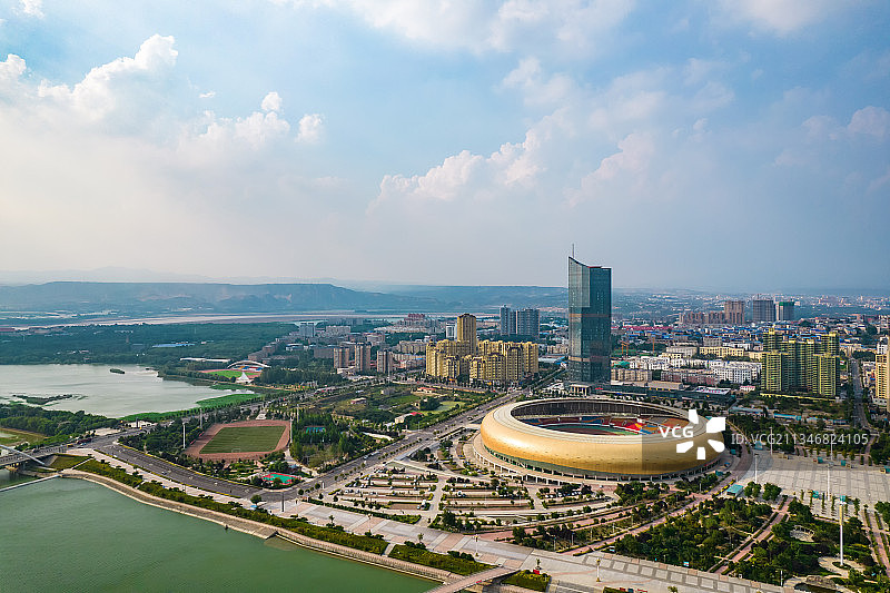 中国河南三门峡夏季城市天际线都市风光航拍视角全景图片素材