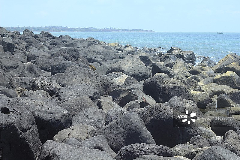 硇洲岛第一大火山岛，千万年前喷发留下大面积的火山熔岩黑礁石。图片素材