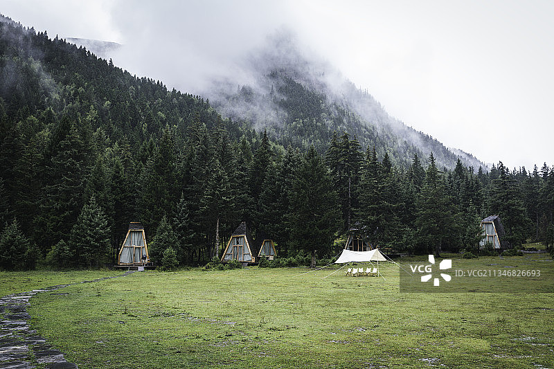 雪山下的小木屋图片素材