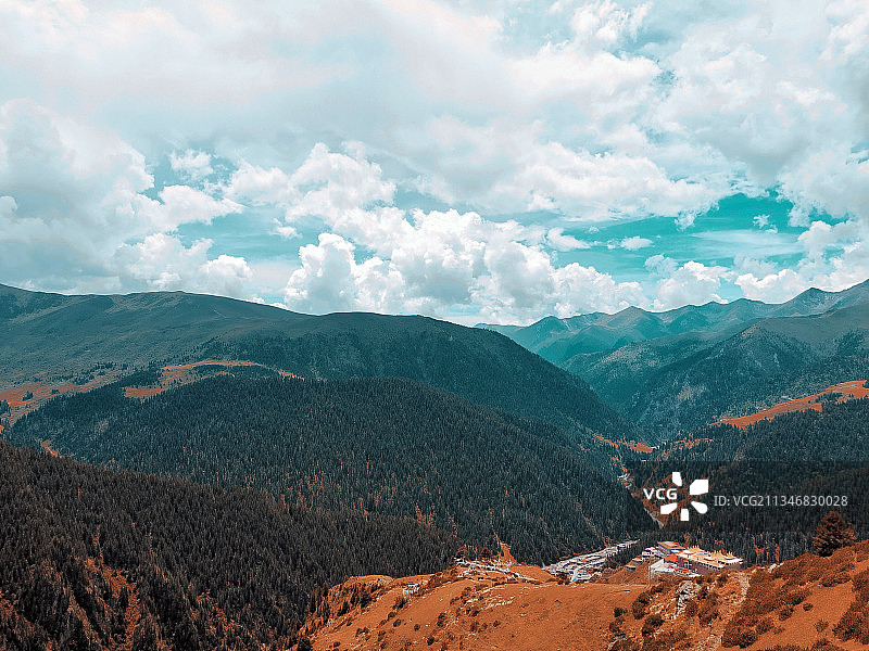 四川省甘孜县-山川与天空的高角度视图图片素材