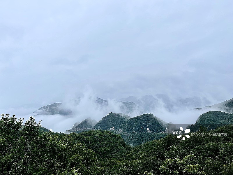 云雾缭绕的山峰图片素材