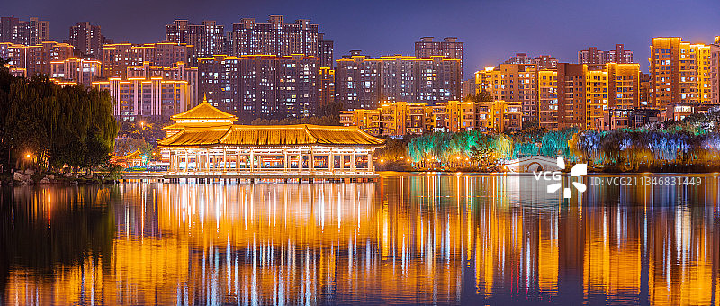城市建筑夜景风光－西安曲江池遗址公园 全景接片图片素材