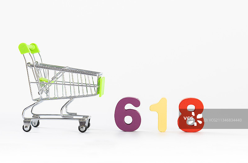 放在桌子上的618数字积木和购物车图片素材